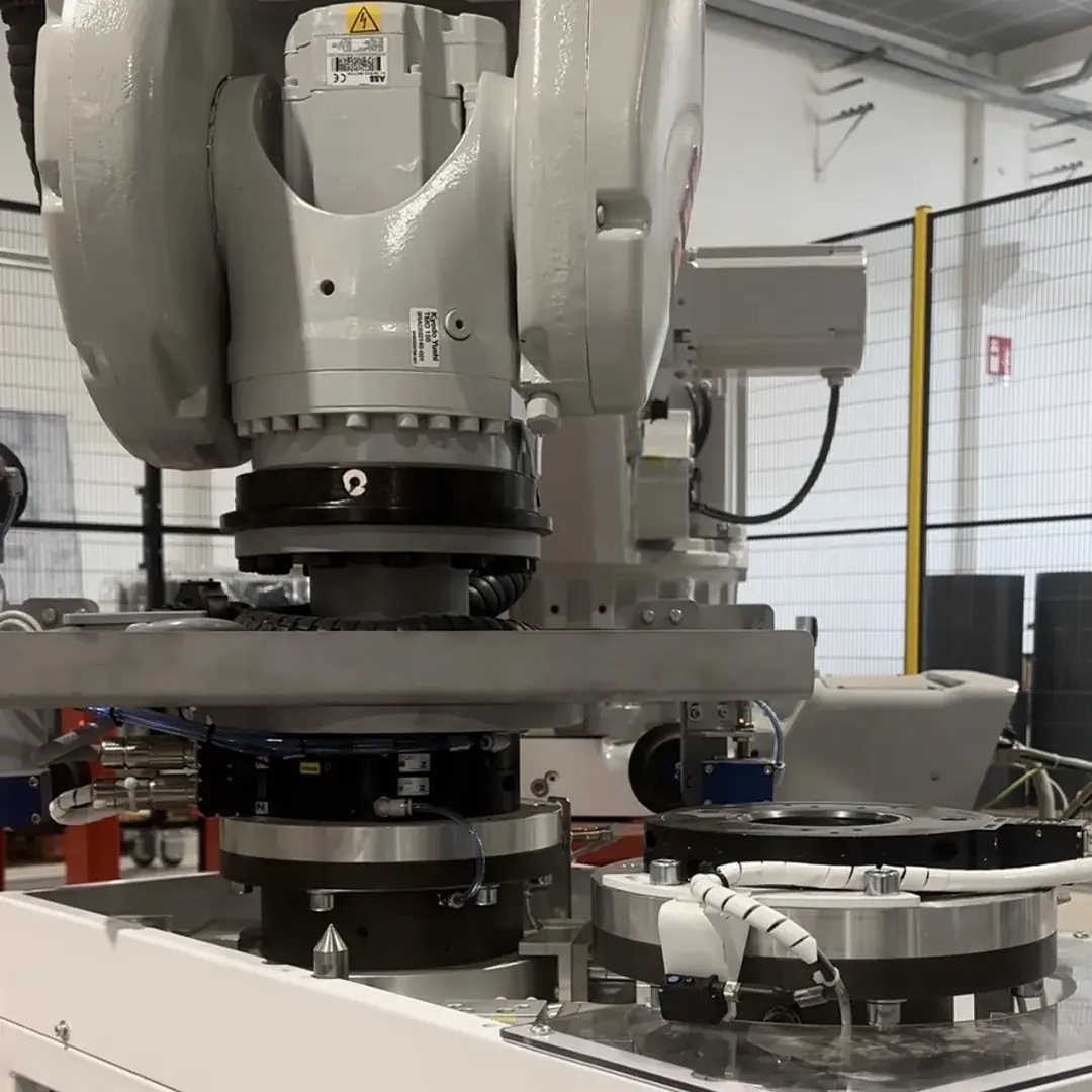 Robot su macchina di lavorazione